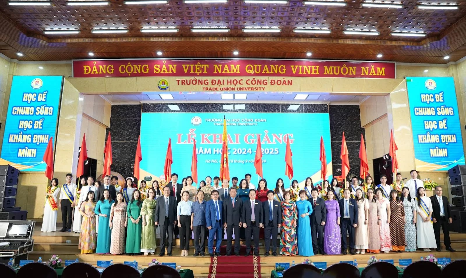 Hình ảnh sinh viên trong khuôn viên trường