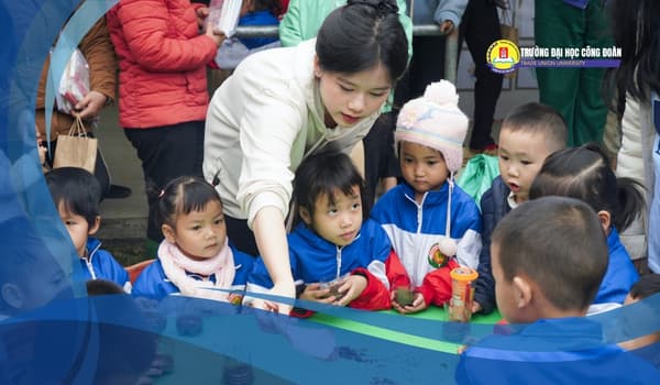 Featured image for: Ngành Công tác xã hội: Từ định kiến thu nhập thấp đến cơ hội sự nghiệp 2025